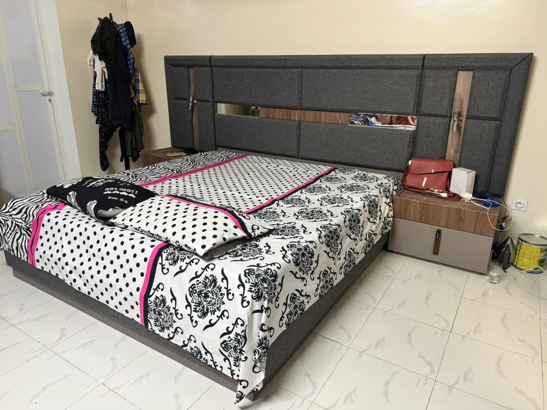 Salon et chambre à coucher en bon état à vendre