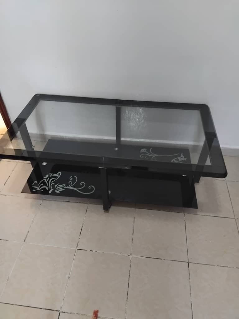 Table basse en verre élégante avec motifs décoratifs noirs