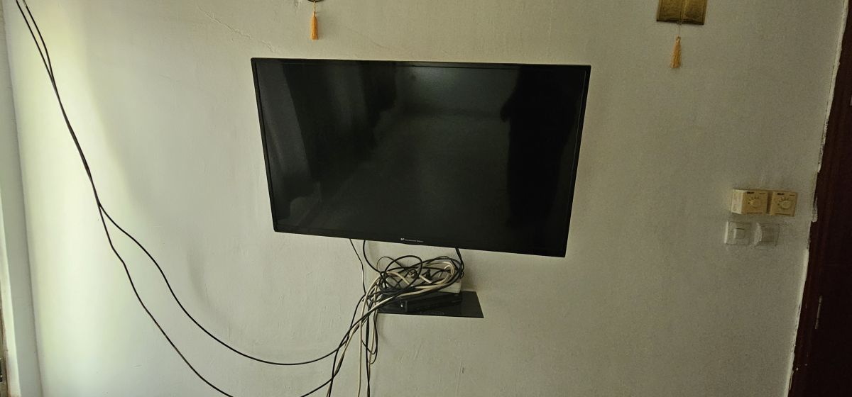 Téléviseur Continental Edison avec accessoires muraux