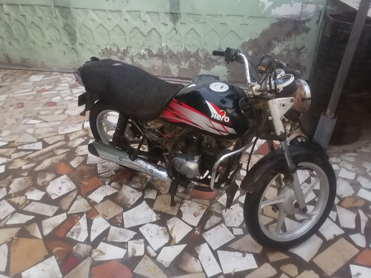 Moto Hero 100cc, moteur robuste, très bon état