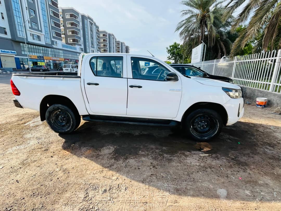 Toyota Hilux 2023, boîte manuelle, climatisation, bon état
