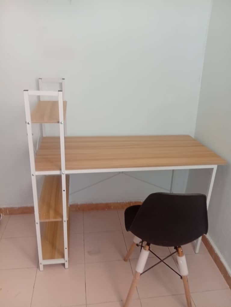 1 bureau avec une chaise