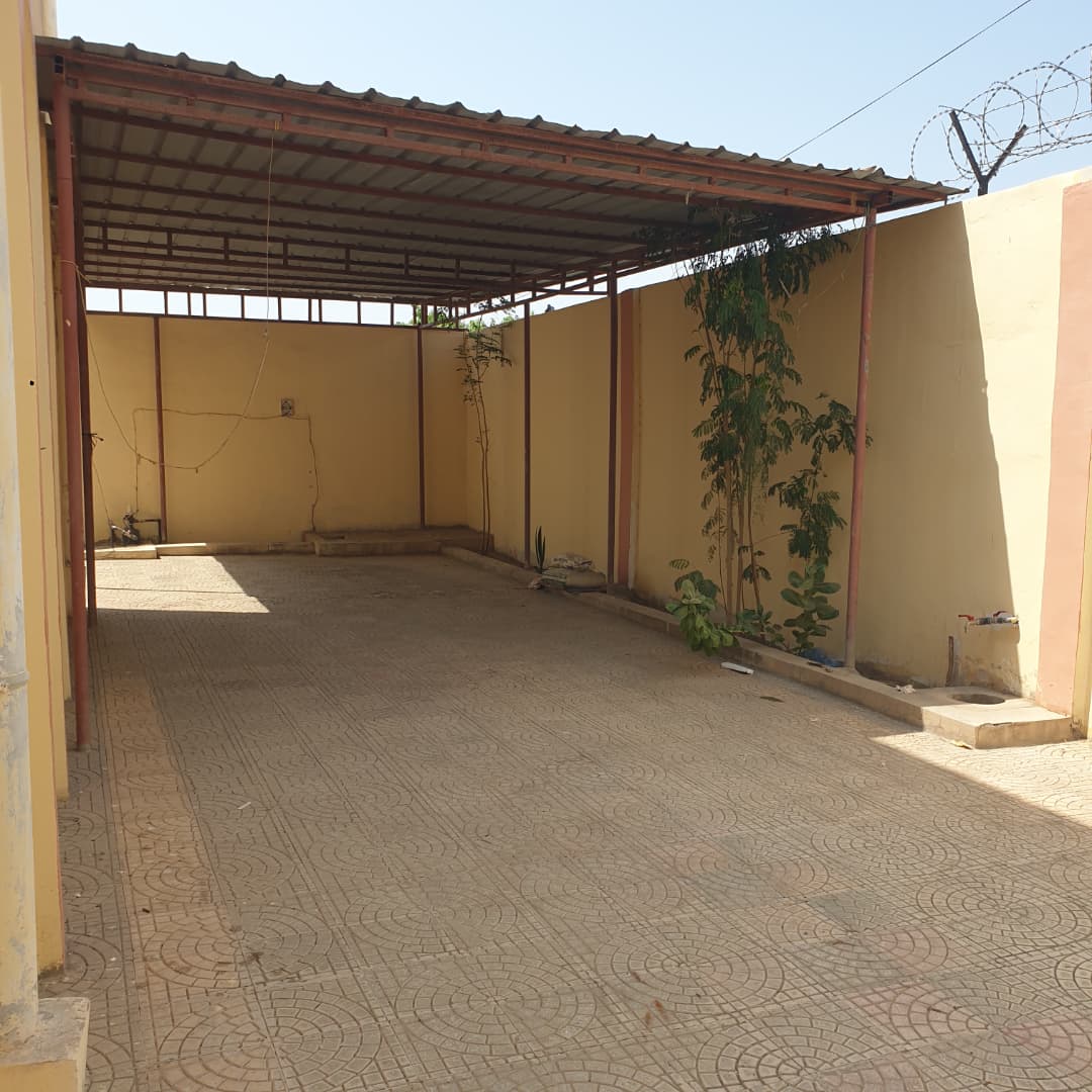 Grande maison F6 à louer avec cour et parking à Hodan