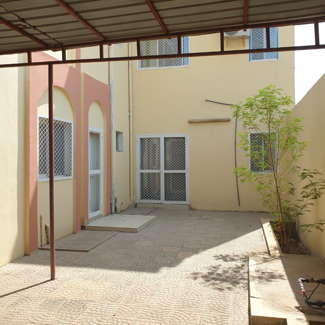 Grande maison F6 à louer avec cour et parking à Hodan