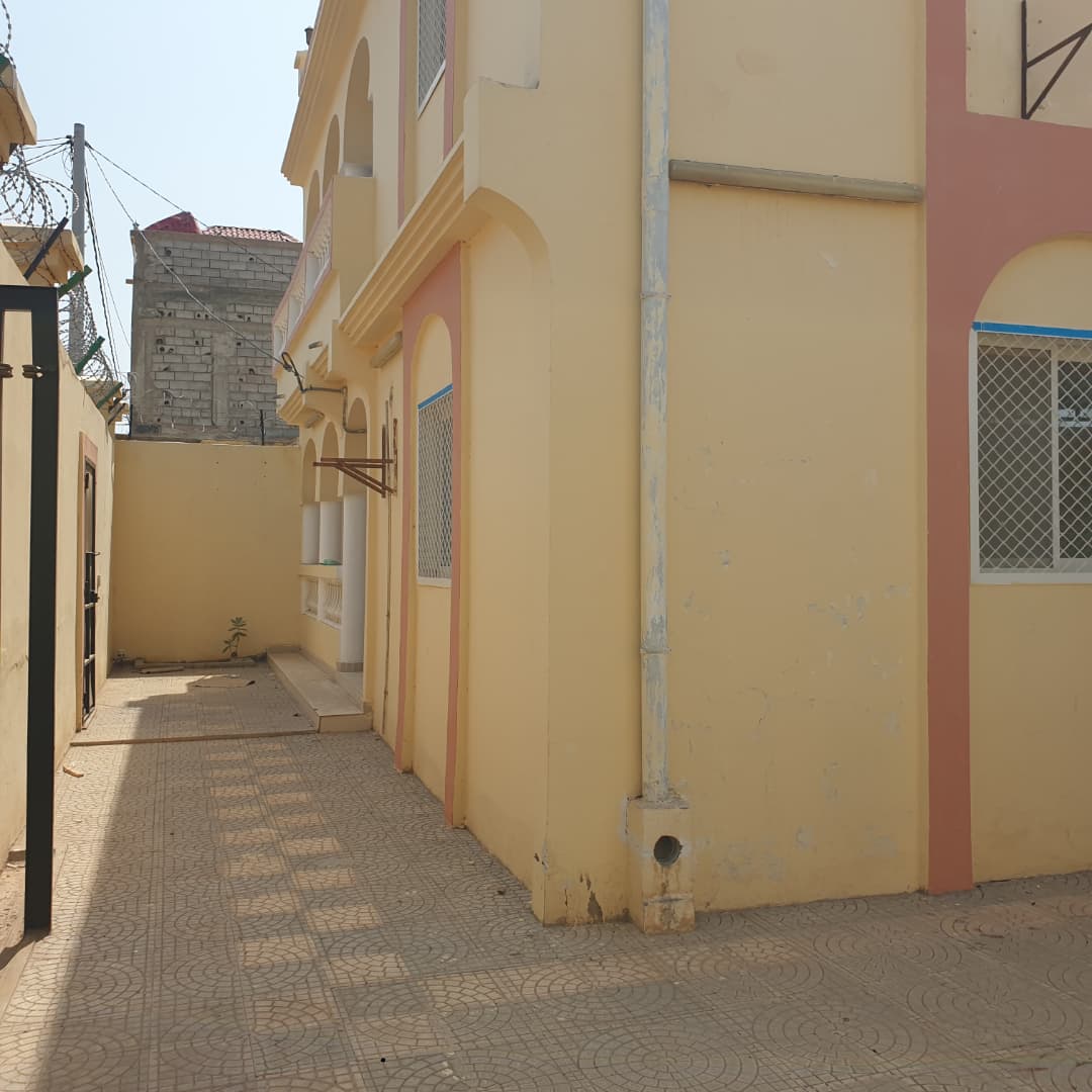 Grande maison F6 à louer avec cour et parking à Hodan