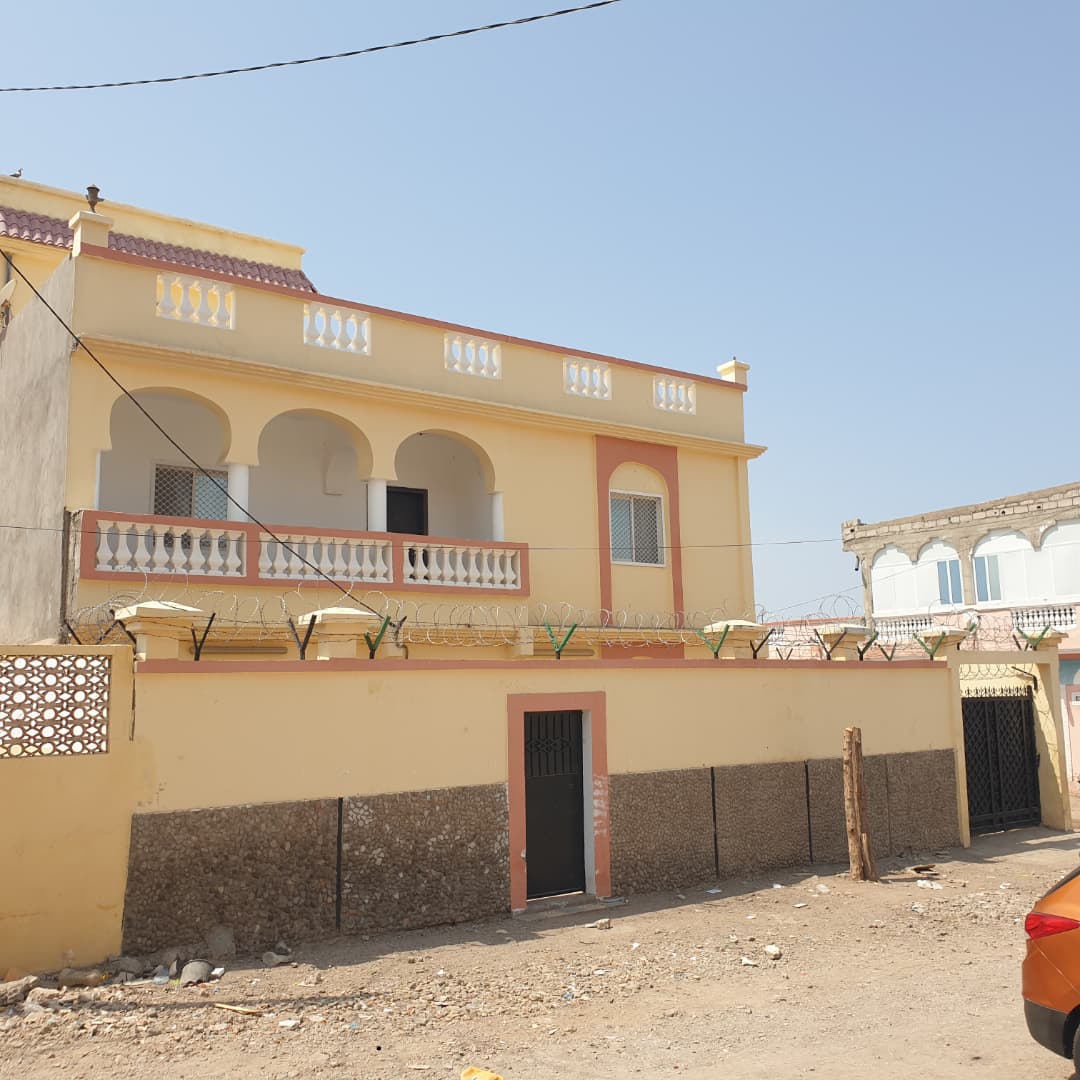 Grande maison F6 à louer avec cour et parking à Hodan