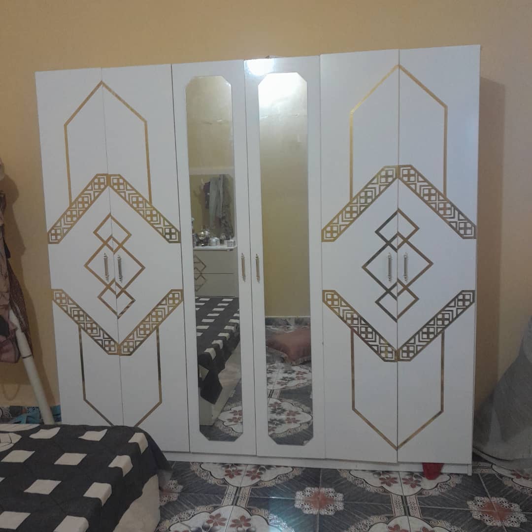 Chambre à coucher, salon, TV 43 pouces et climatiseur neufs