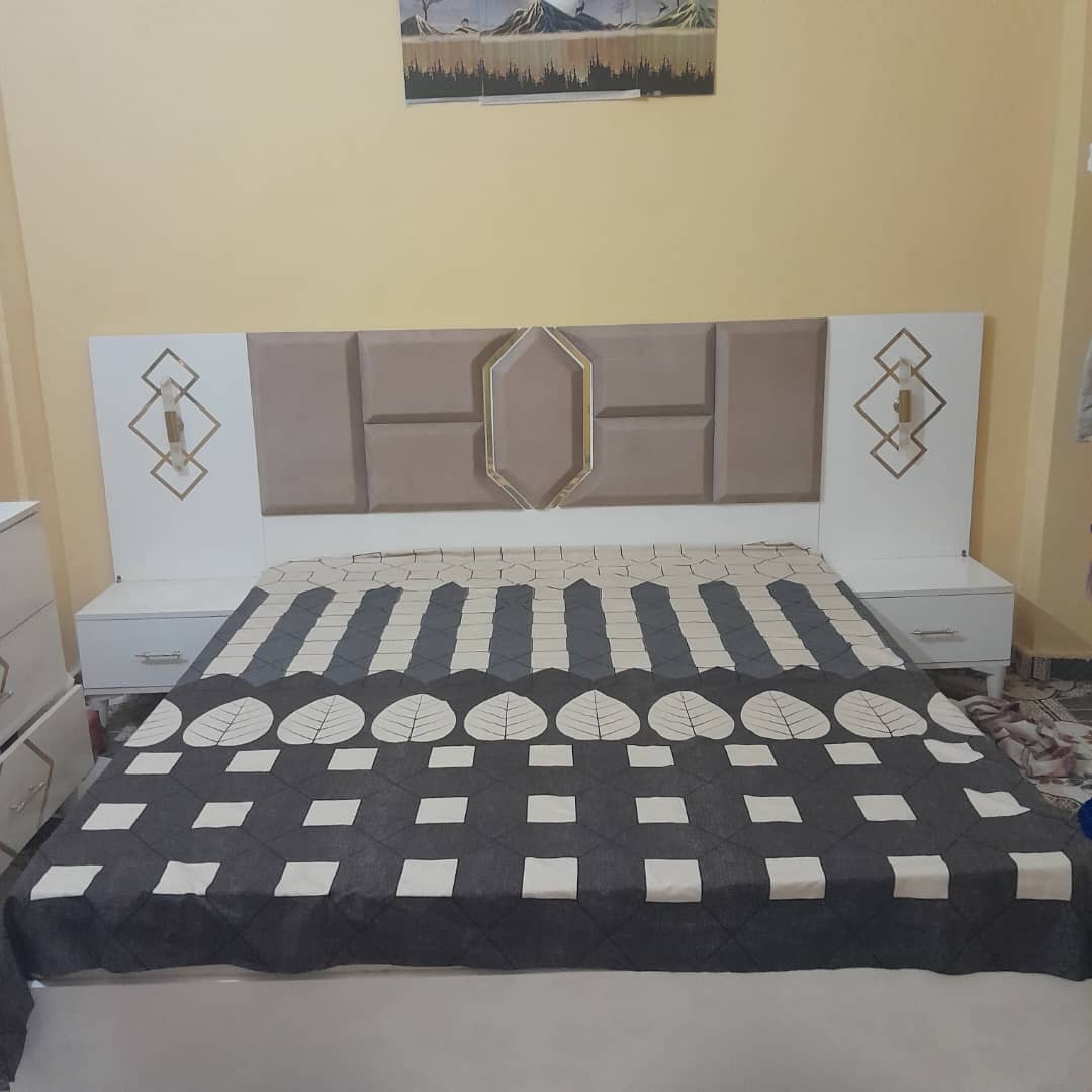 Chambre à coucher, salon, TV 43 pouces et climatiseur neufs