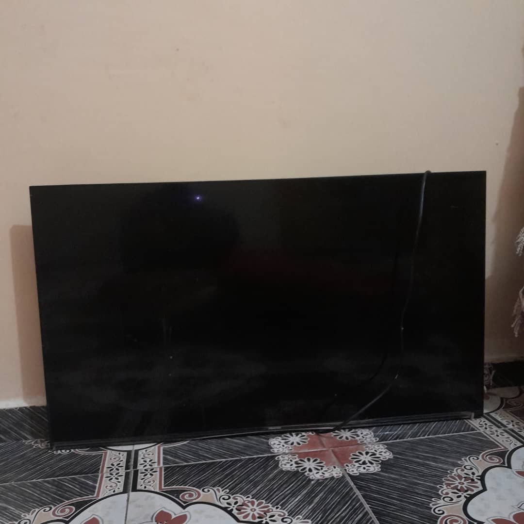 Chambre à coucher, salon, TV 43 pouces et climatiseur neufs