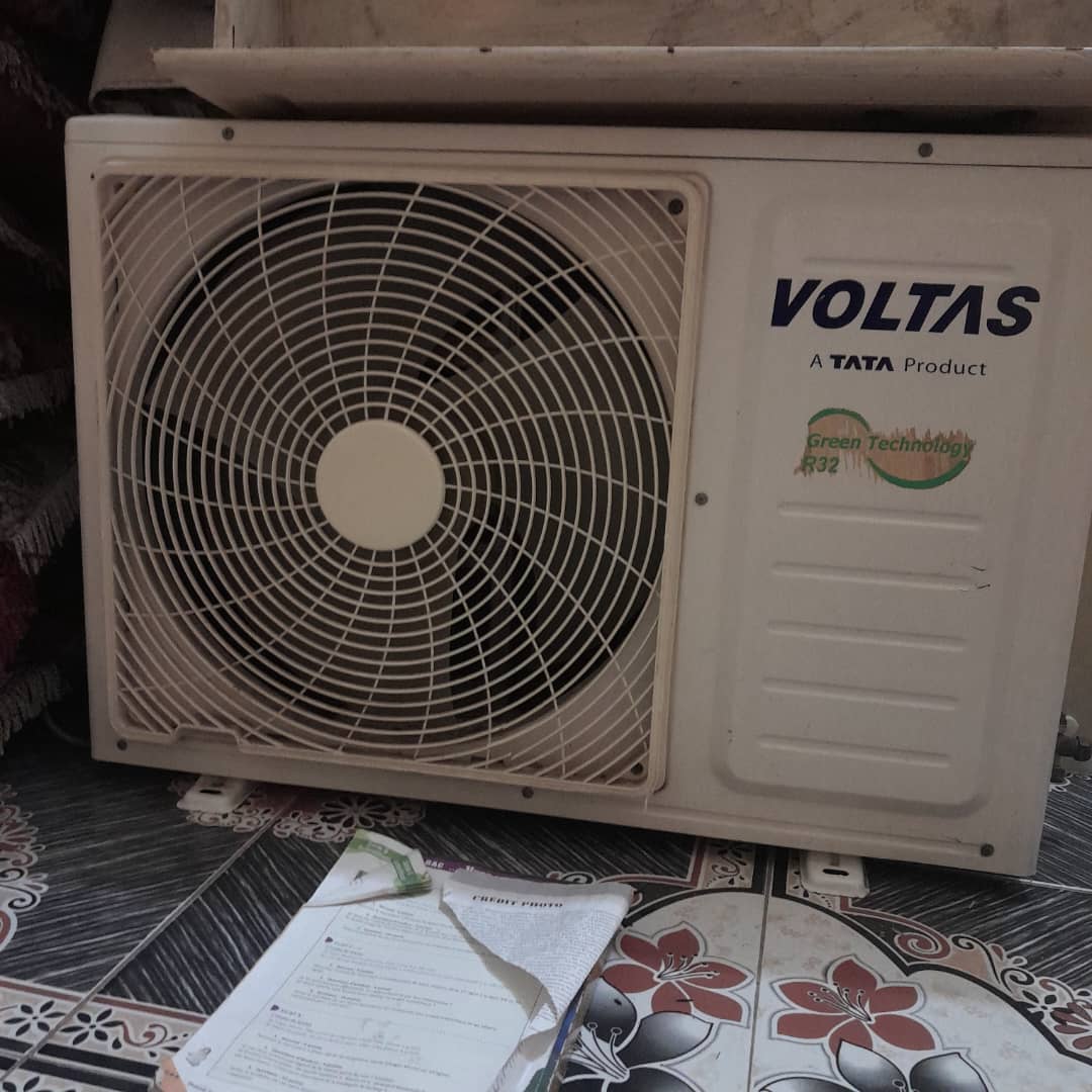 Chambre à coucher, salon, TV 43 pouces et climatiseur neufs