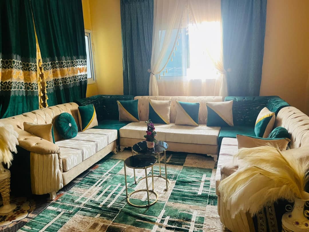 Chambre à coucher, salon, TV 43 pouces et climatiseur neufs