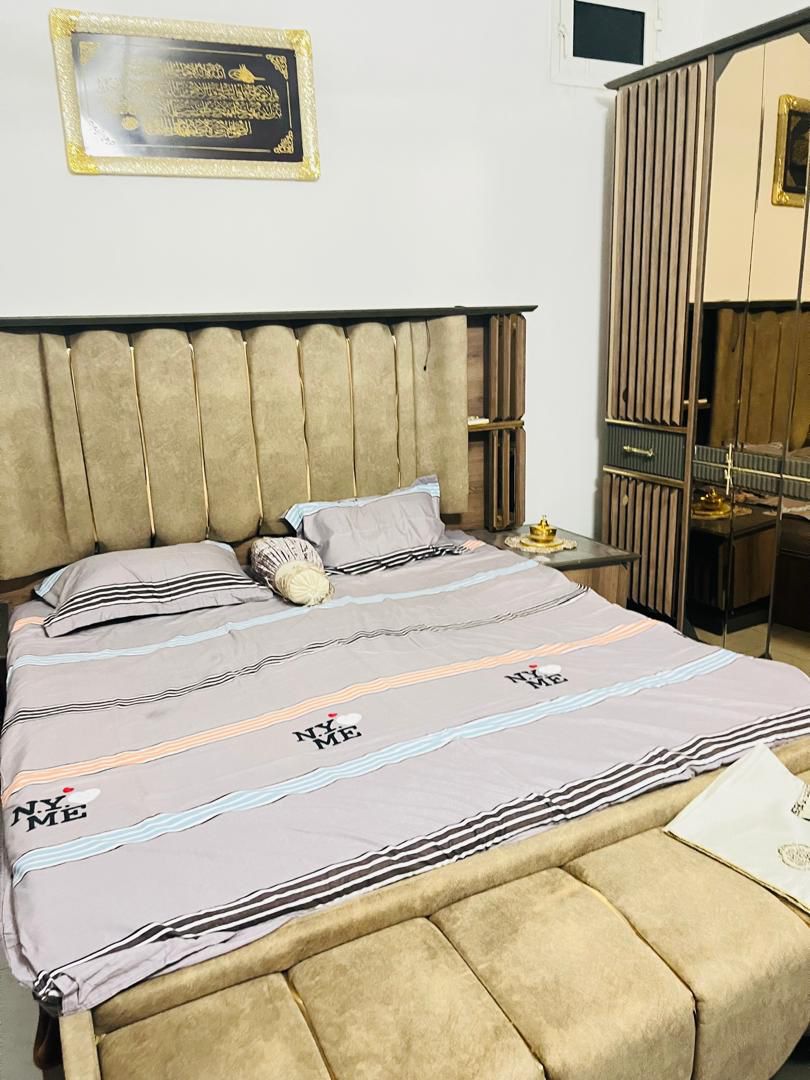 Chambre à coucher complète moderne en très bon état