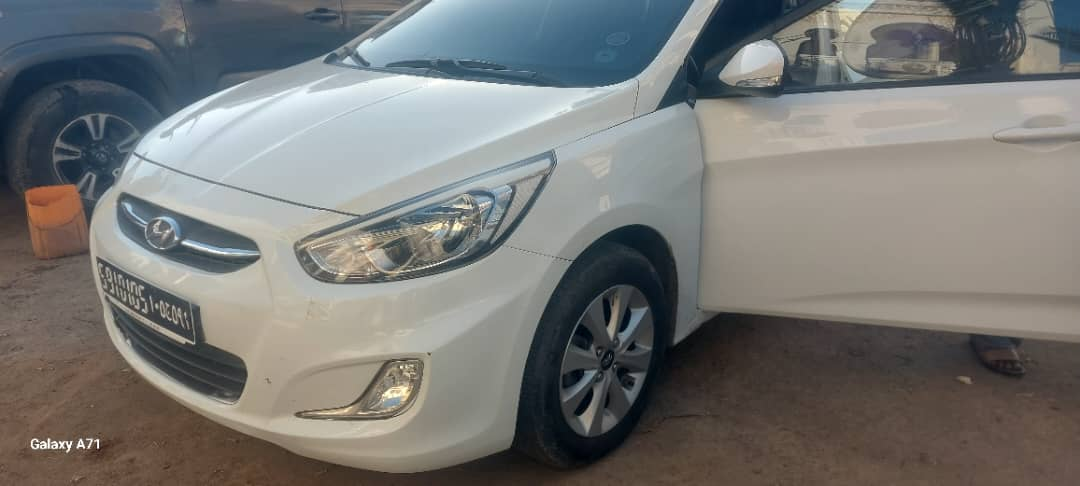 Hyundai Accent 2016, diesel, boîte automatique, faible kilométrage