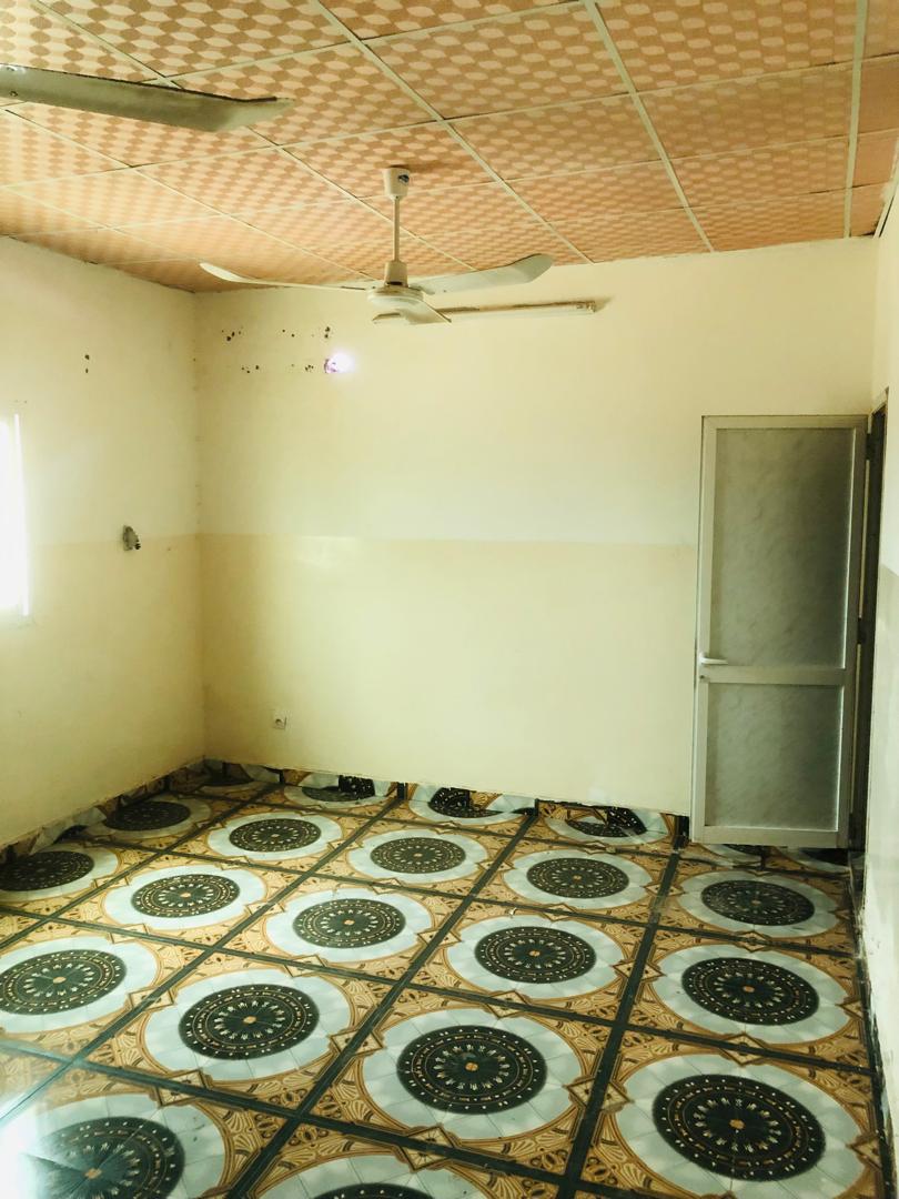 Belle maison F4 avec terrasse à Barwaqo 1, quartier calme et sécurisé