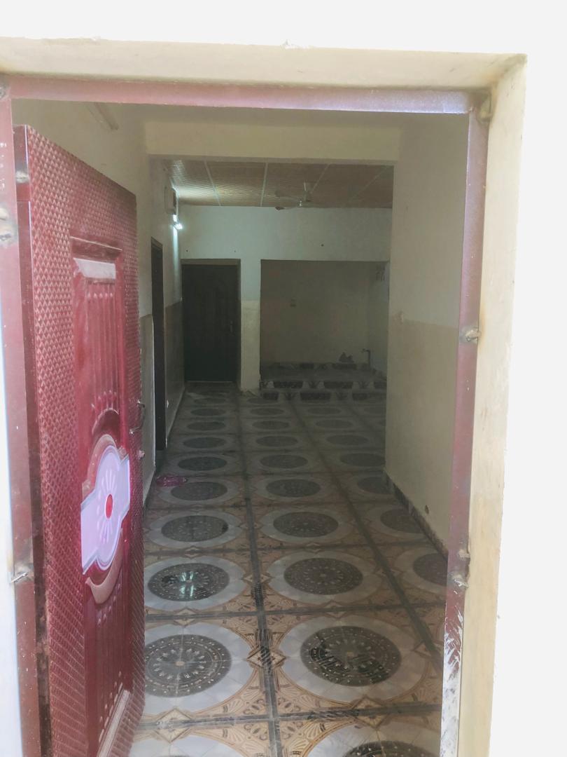 Belle maison F4 avec terrasse à Barwaqo 1, quartier calme et sécurisé