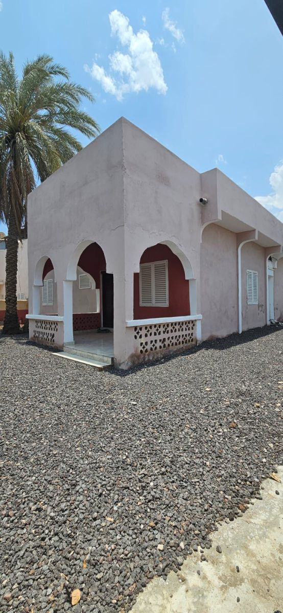 Maison spacieuse avec jardin et parking à Ambouli