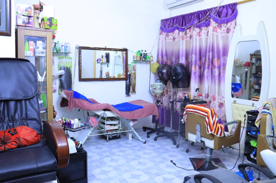 Salon de coiffure pour femme complet à vendre