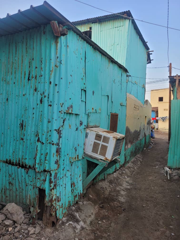 Maison F3 à vendre avec titre foncier, proximité commerces et écoles à Quartier 5