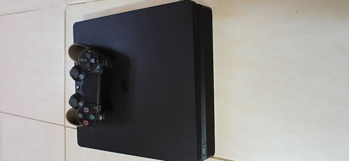 PS4 slim avec manette originale