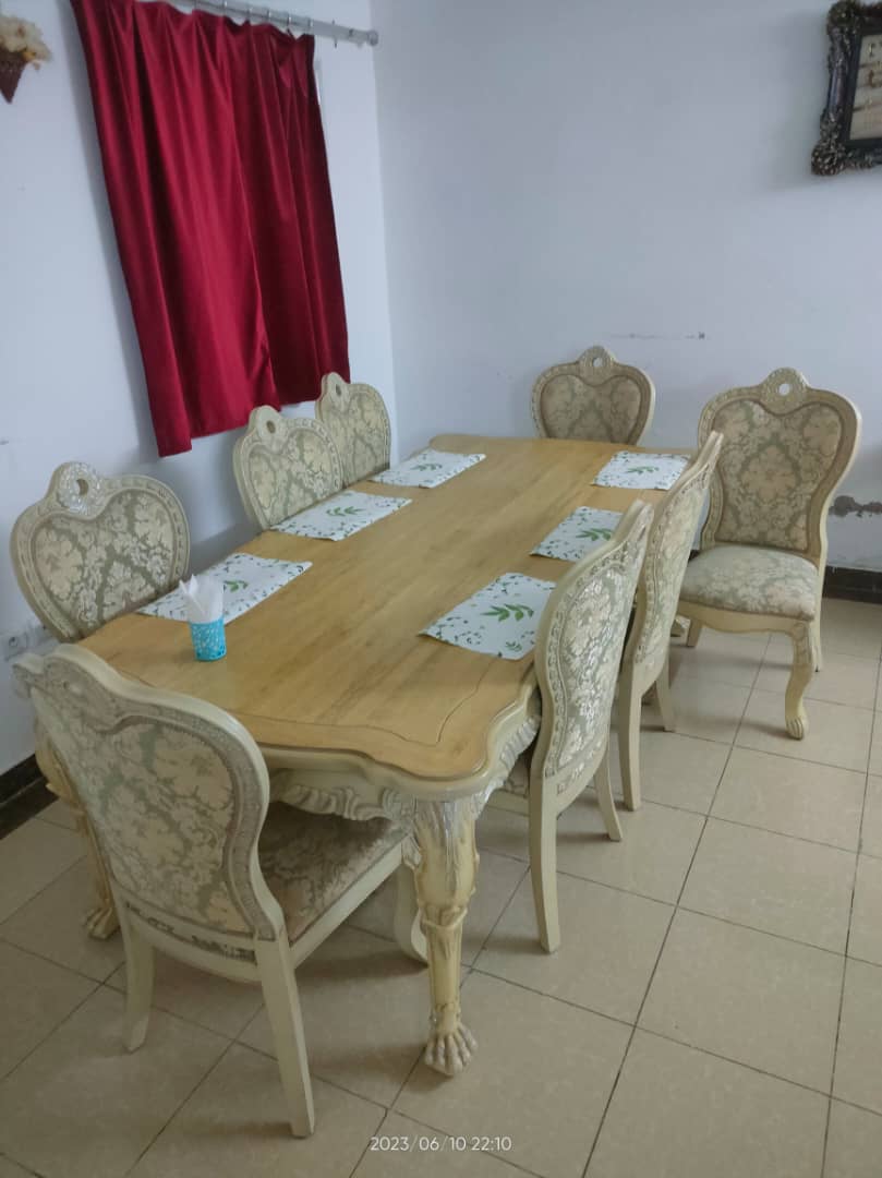 Table à manger avec 8 chaises en excellent état