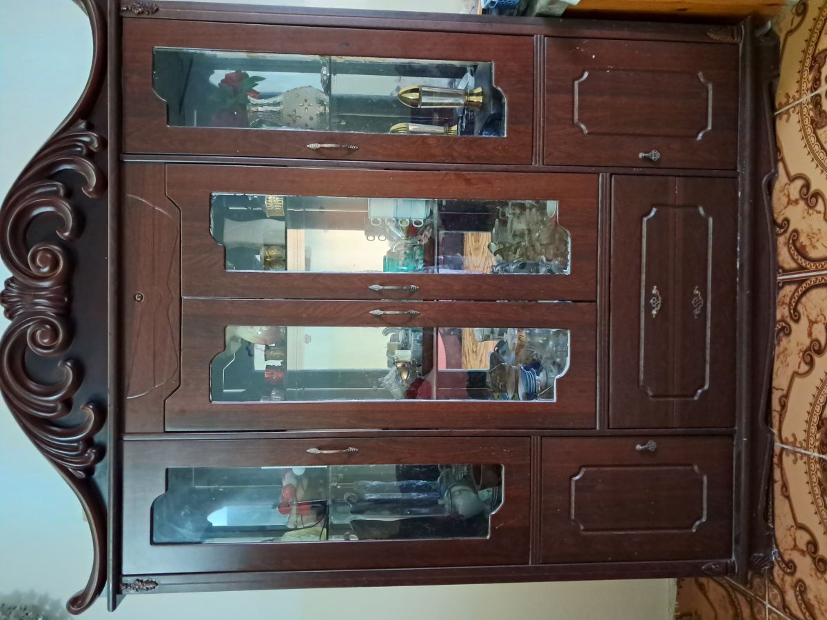 Armoire décorative en bon état - bon prix