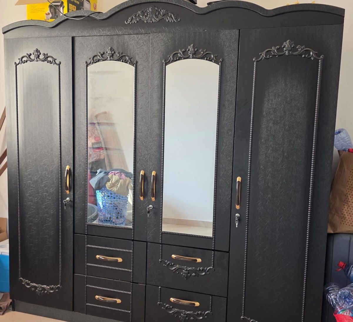 Armoire noire élégante 4 portes avec miroirs et tiroirs spacieux