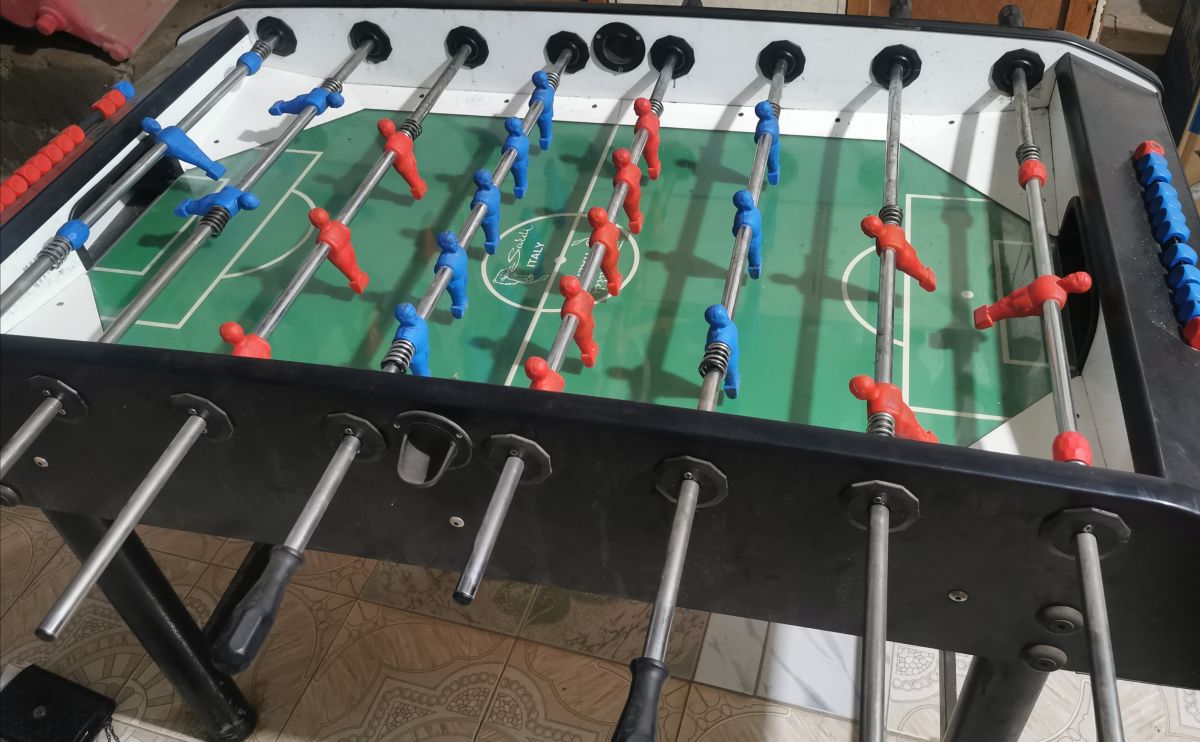 Table de babyfoot avec accessoires, excellent état