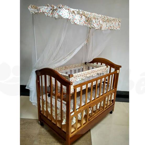 Berceau en bois pour bébé confortable avec matelas inclus