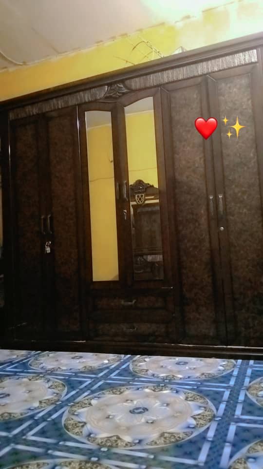 Chambre à coucher moderne en bon état