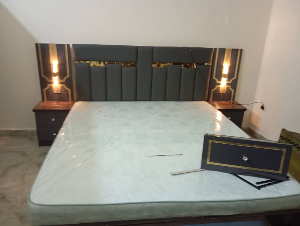 Lit 2 places moderne avec armoire et tables de chevet intégrées