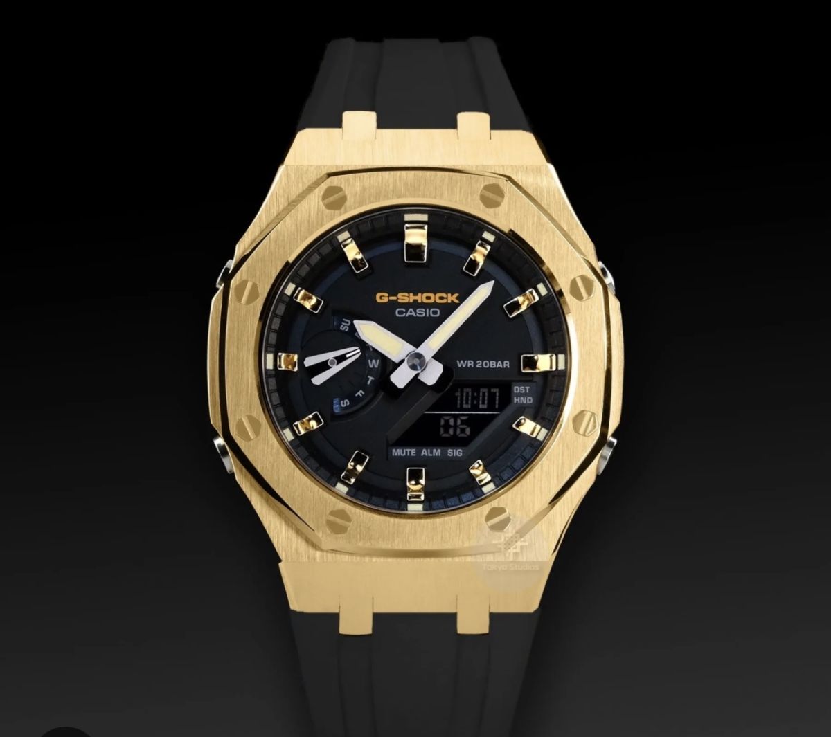 Montre G-Shock noire et dorée