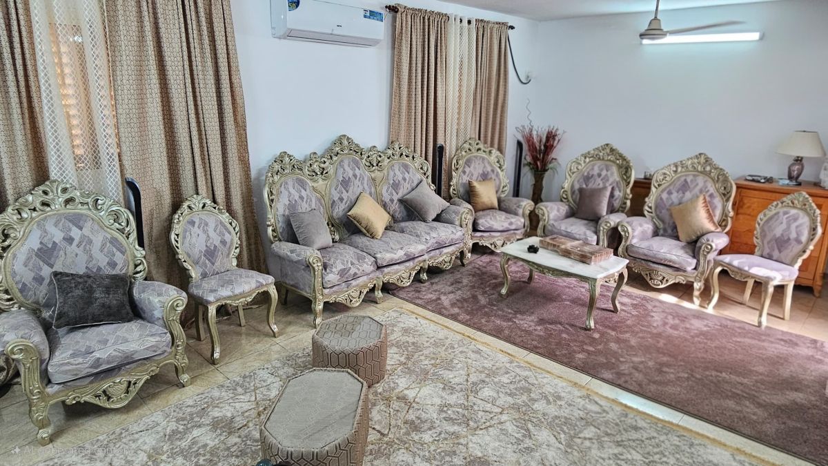 Spacieux salon à vendre, négociable