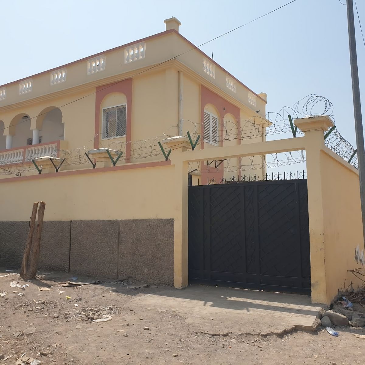 Grande maison F6 à louer avec cour et parking à Hodan