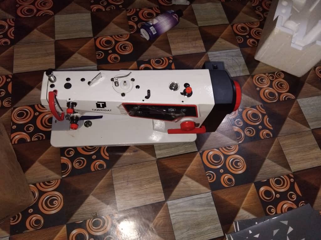 Machine à coudre neuve, jamais utilisée et originale