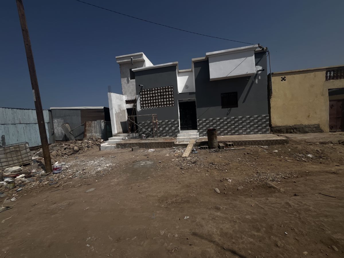 Maison 3 chambres à louer à PK13 en face de la cité GN