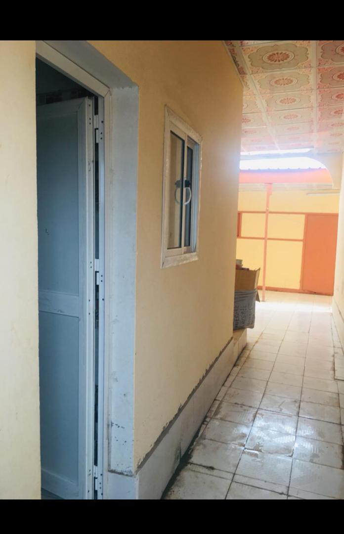 Maison F4 à louer à PK12 - 2 chambres en bois et 2 en dur