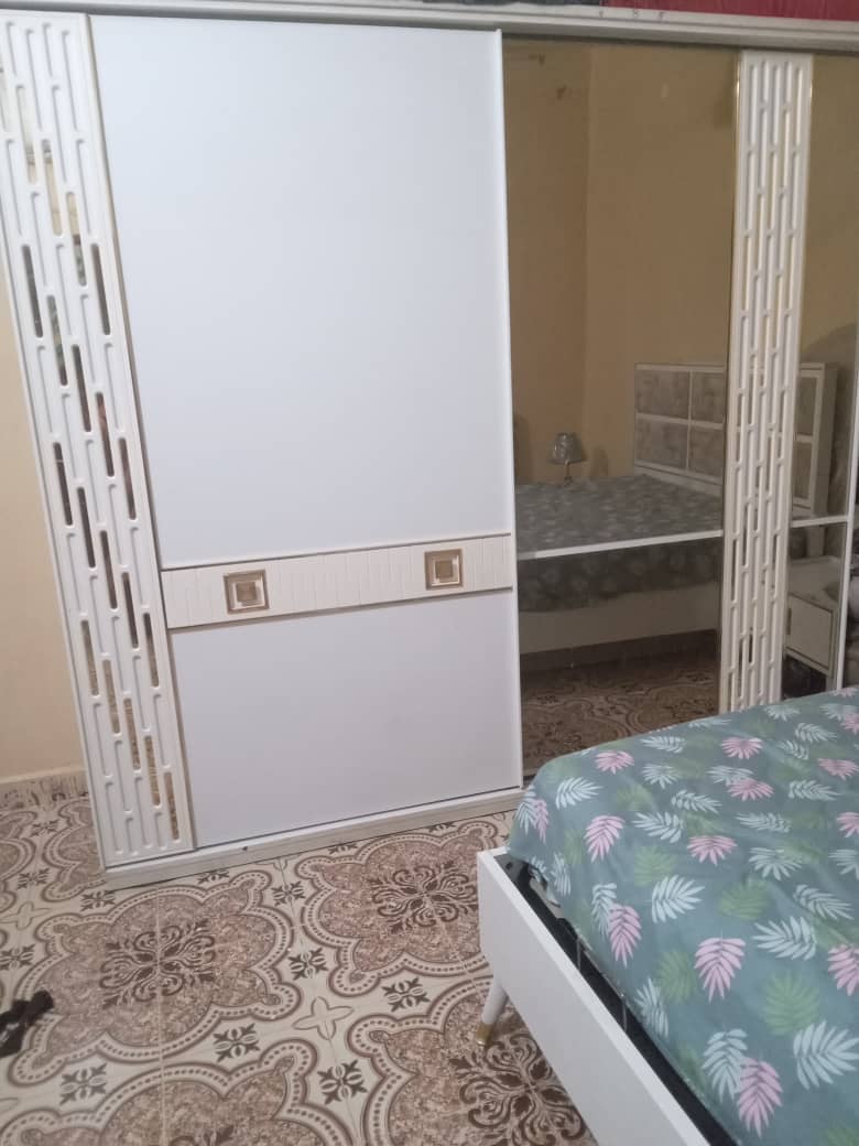 Meuble moderne pour chambre à coucher en bon état