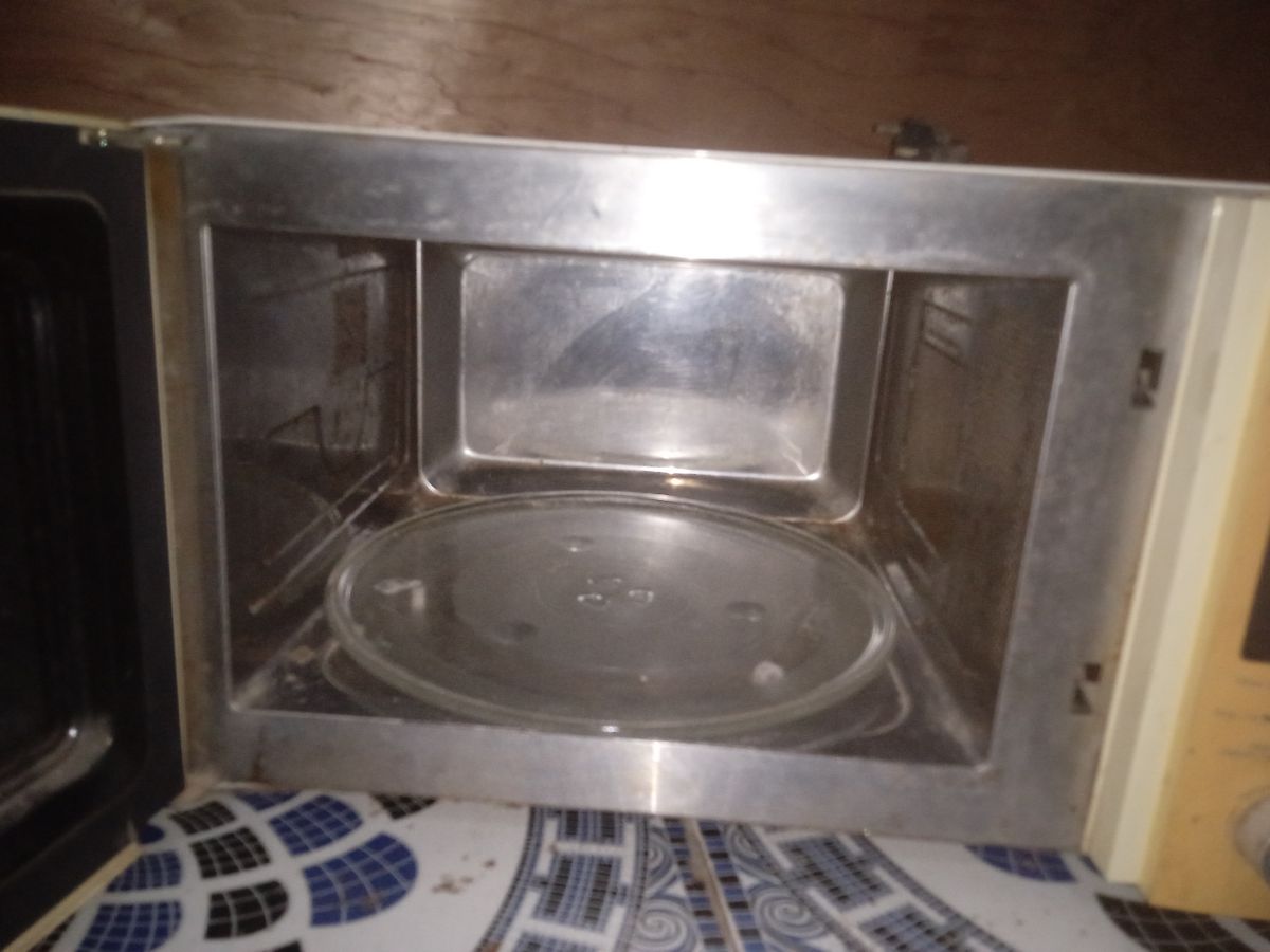 Four à micro-ondes en parfait état