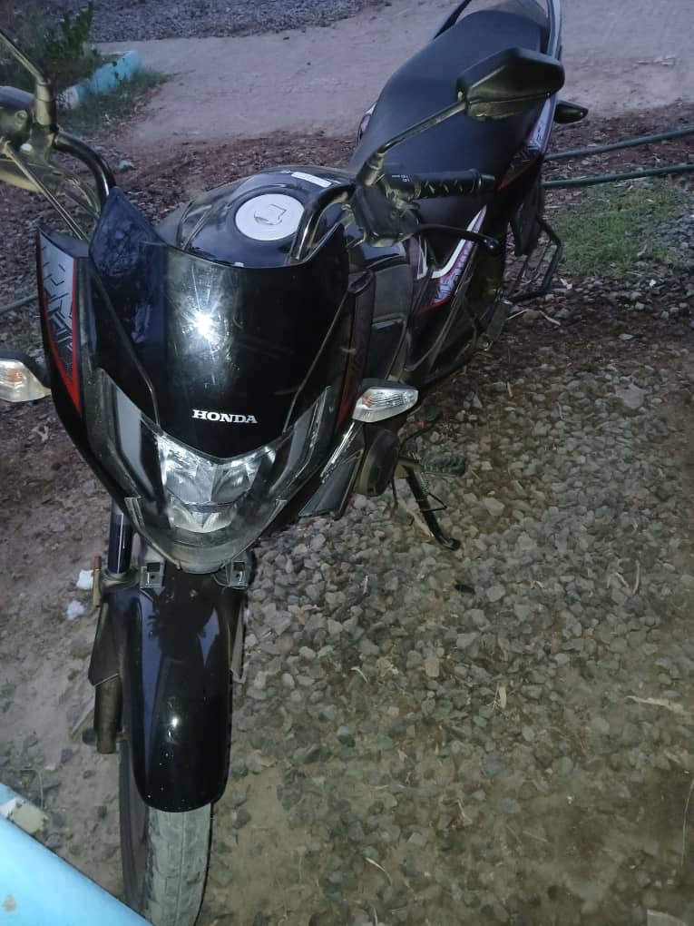 Moto Honda neuve, papiers en règle, prix négociable