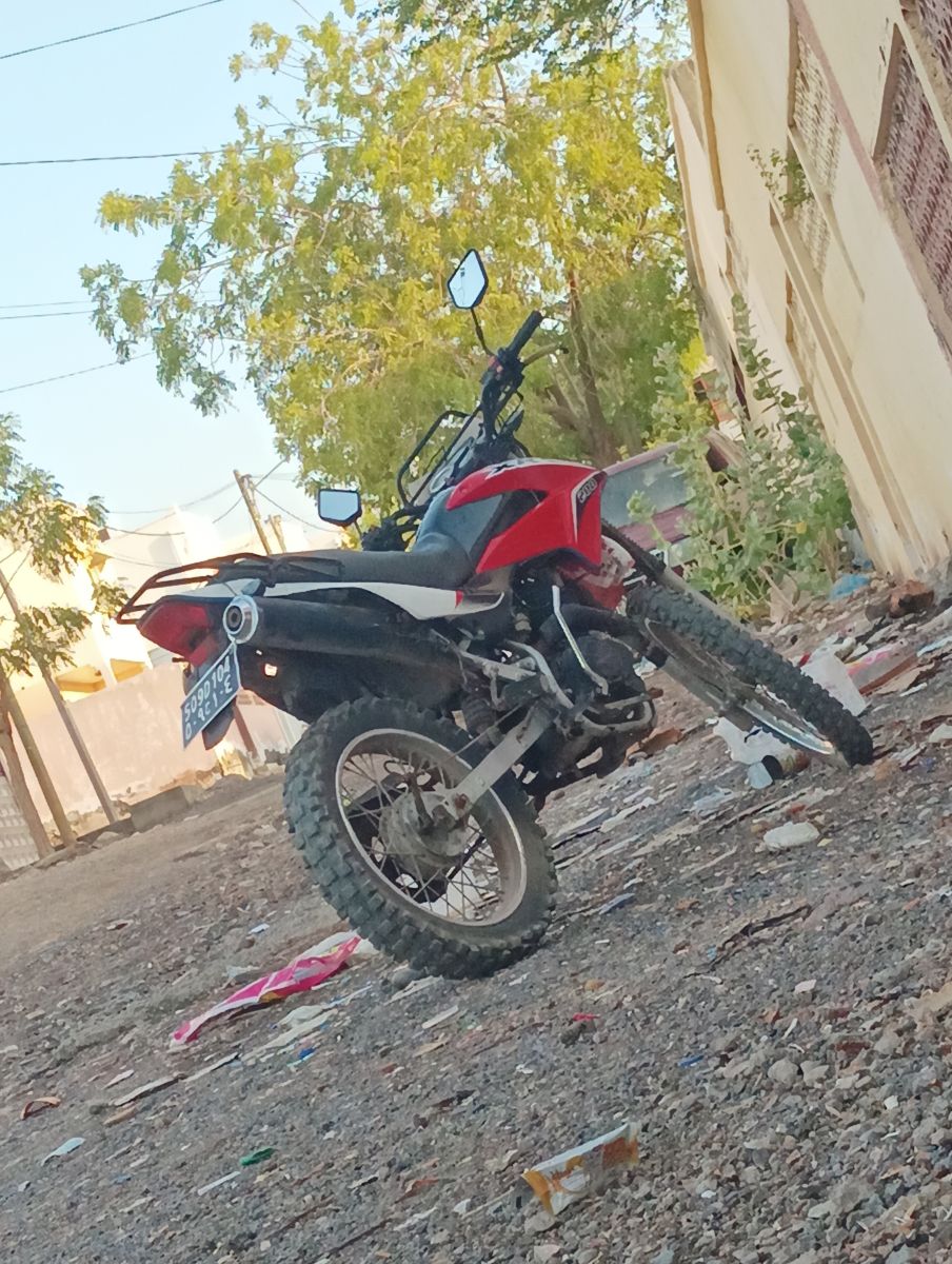 Moto cross 200cc en excellent état - Roule depuis 1 an