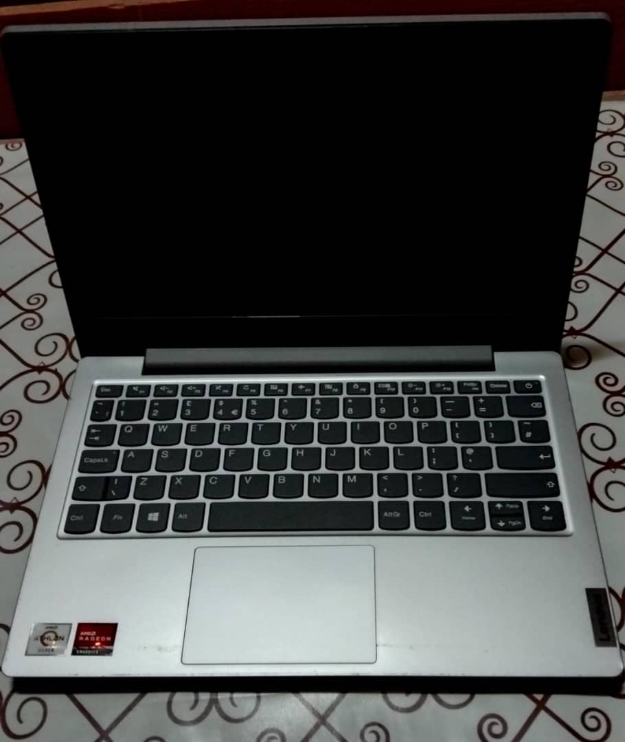 PC Portable Levo, bon état, peu utilisé