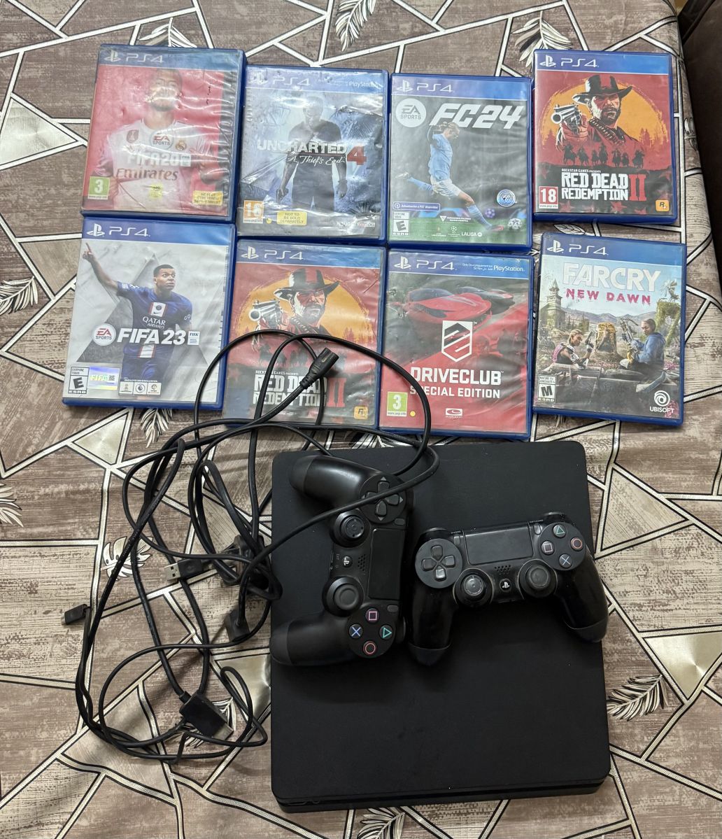 PlayStation 4 avec 7 jeux et manette neuve à petit prix