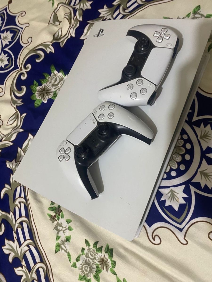 PS5 comme neuf, vendue avec 2 manettes