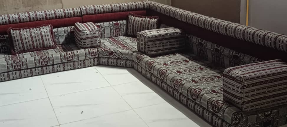 Salon style qaaci en bon état avec matelas médical à vendre