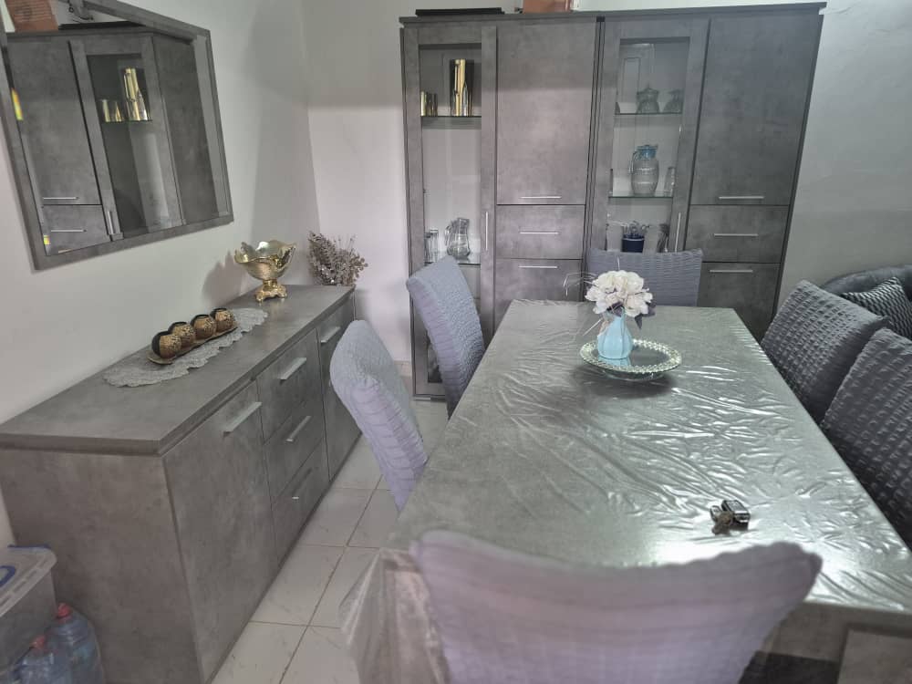 Salon, chambre à coucher et table à manger en très bon état à vendre