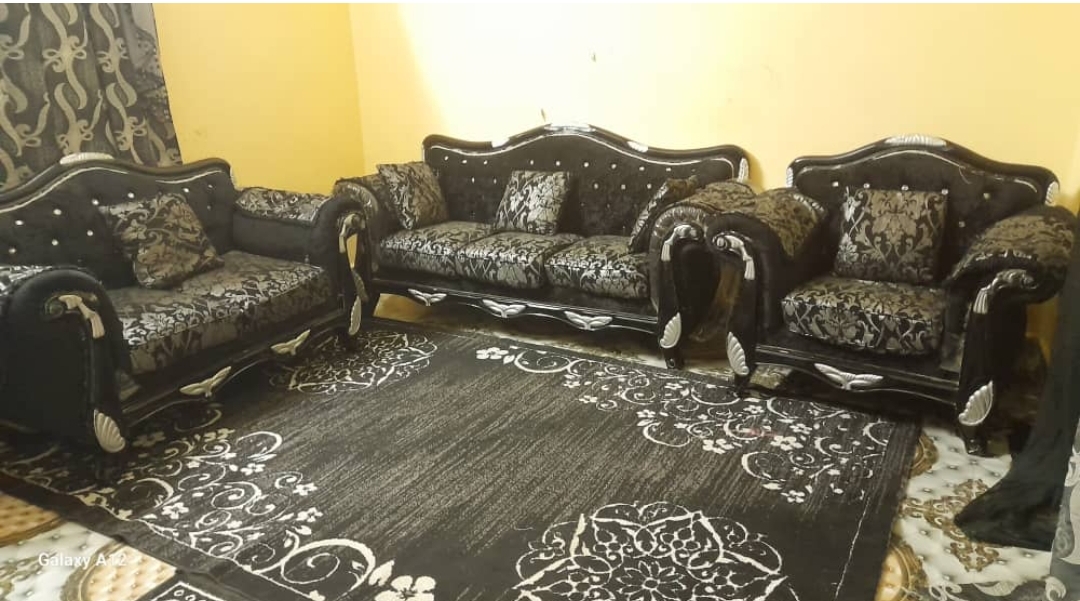 Salon complet d\'occasion en excellent état avec tapis et rideaux assortis