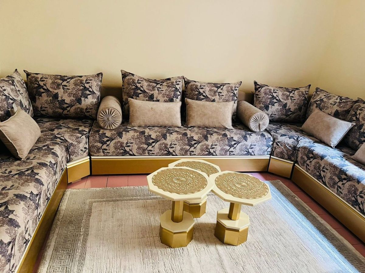 Salon marocain sur mesure SKY LIFE avec tables - 16 m²