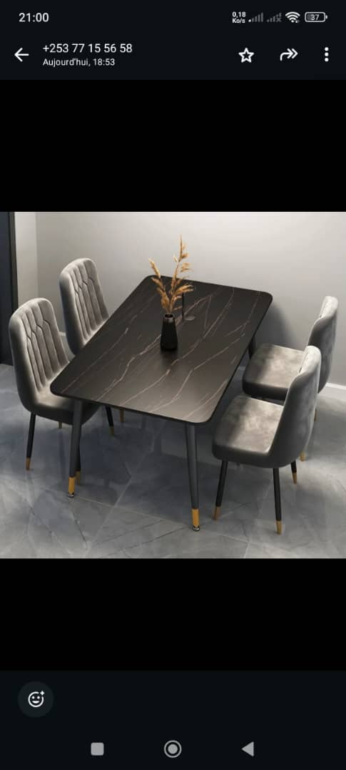 Table à manger avec 4 chaises - Prix négociable