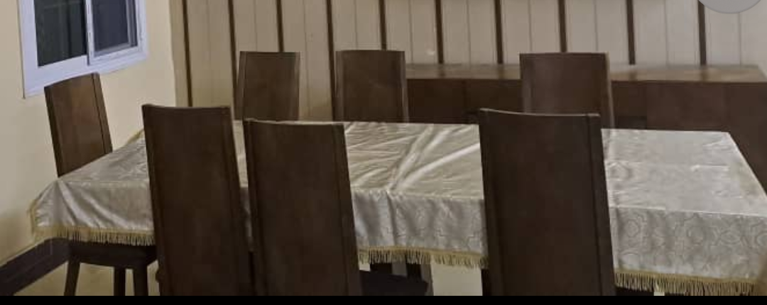 Table à manger en bois italien avec 8 chaises