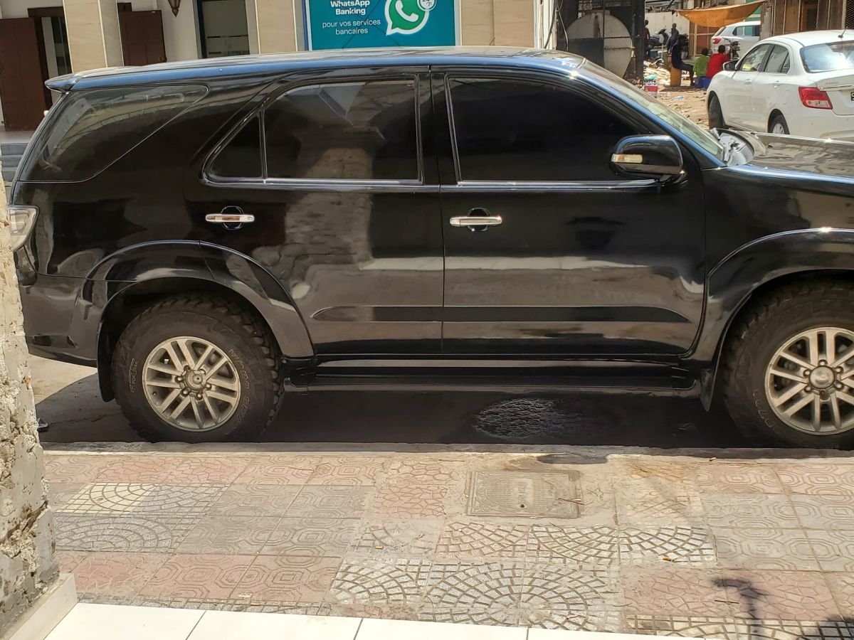 Toyota Fortuner 4x4, diesel, climatisation, écran tactile